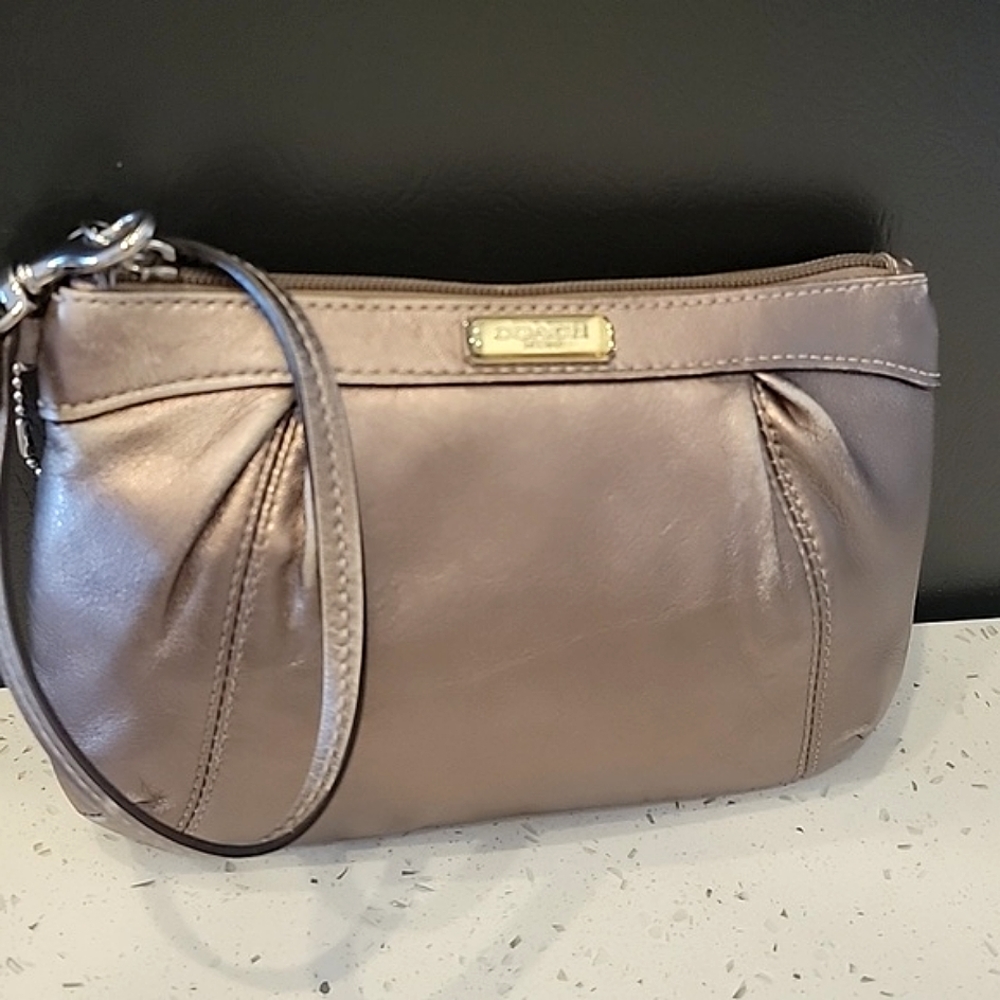 🍃Coach women's wristlet bag metalic